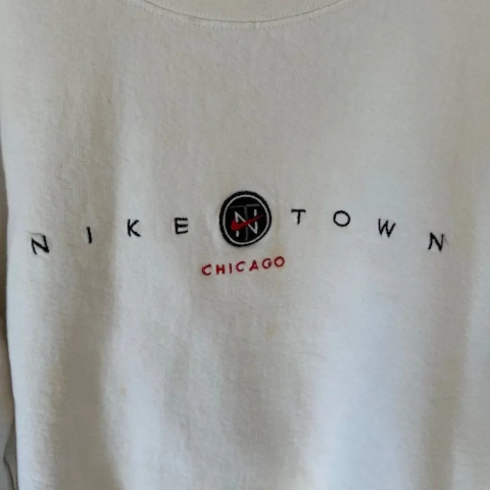 Rare Vintage 90s Nike Town Chicago Embroidered Sweatshirt 8553